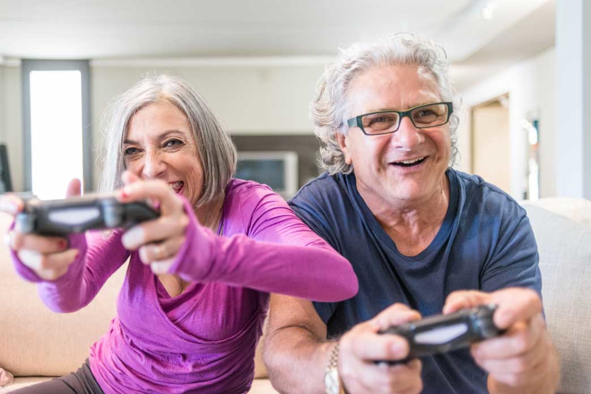 Couple de seniors qui jouent à la console