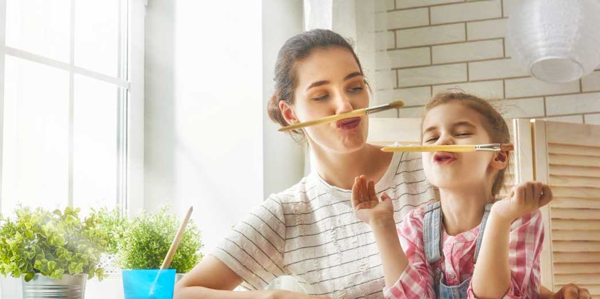 Image d'une mère et sa fille dans un atelier de peinture