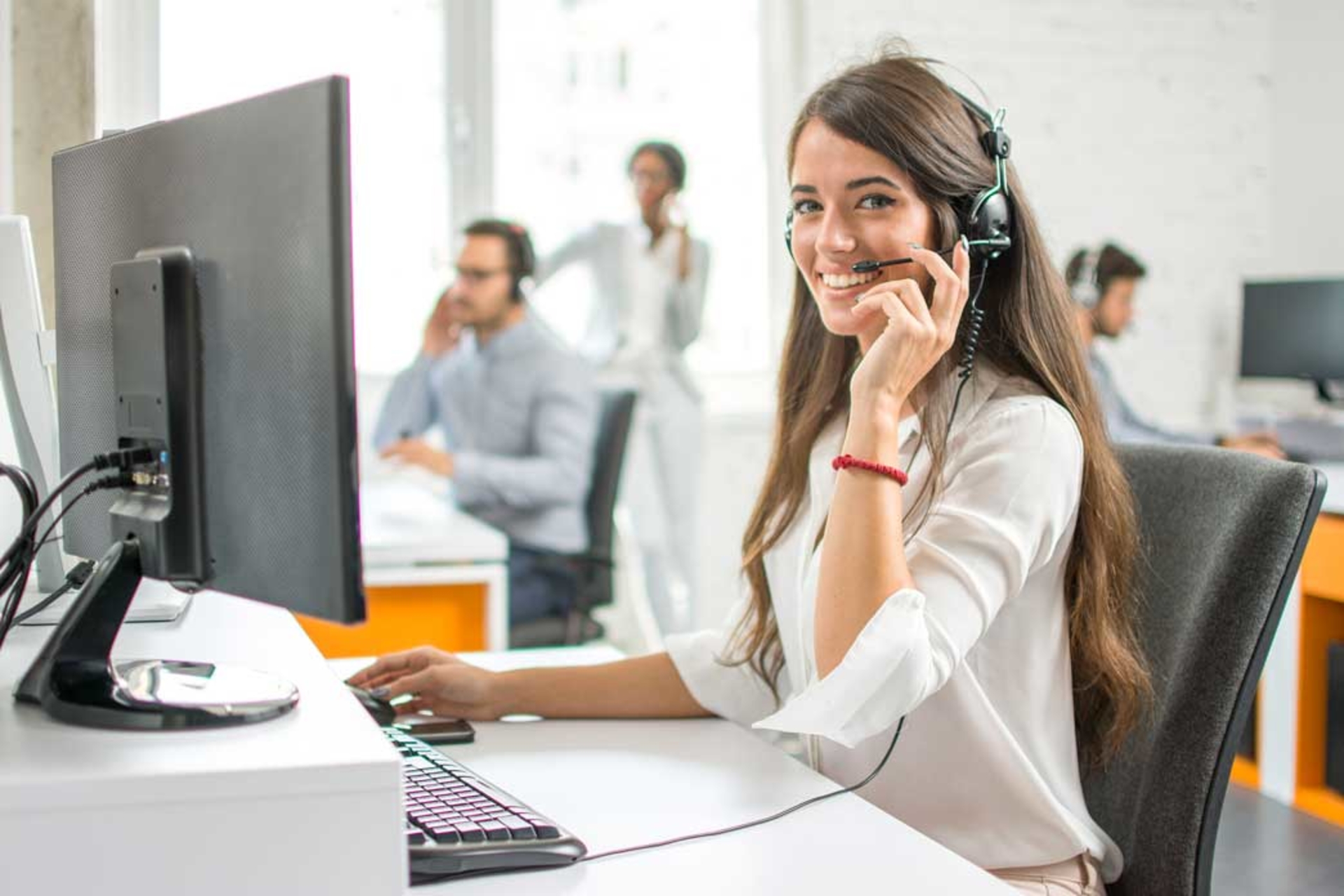 Image d'une femme au téléphone à son bureau