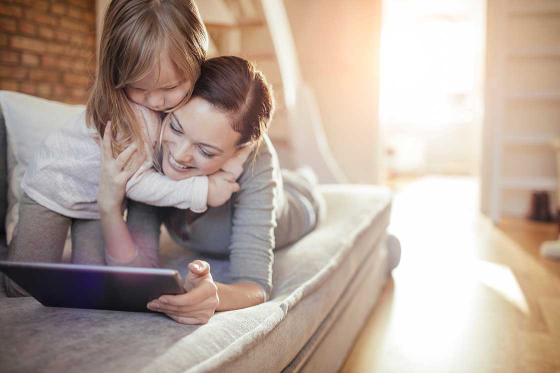 Image d'une mère et sa fille sur une tablette