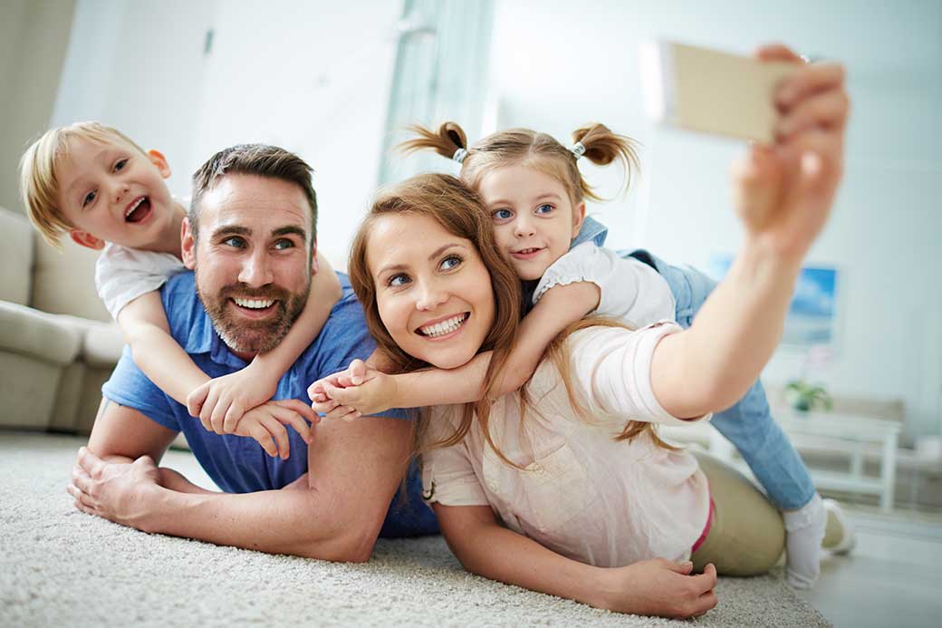 Image d'une famille qui prend une photo