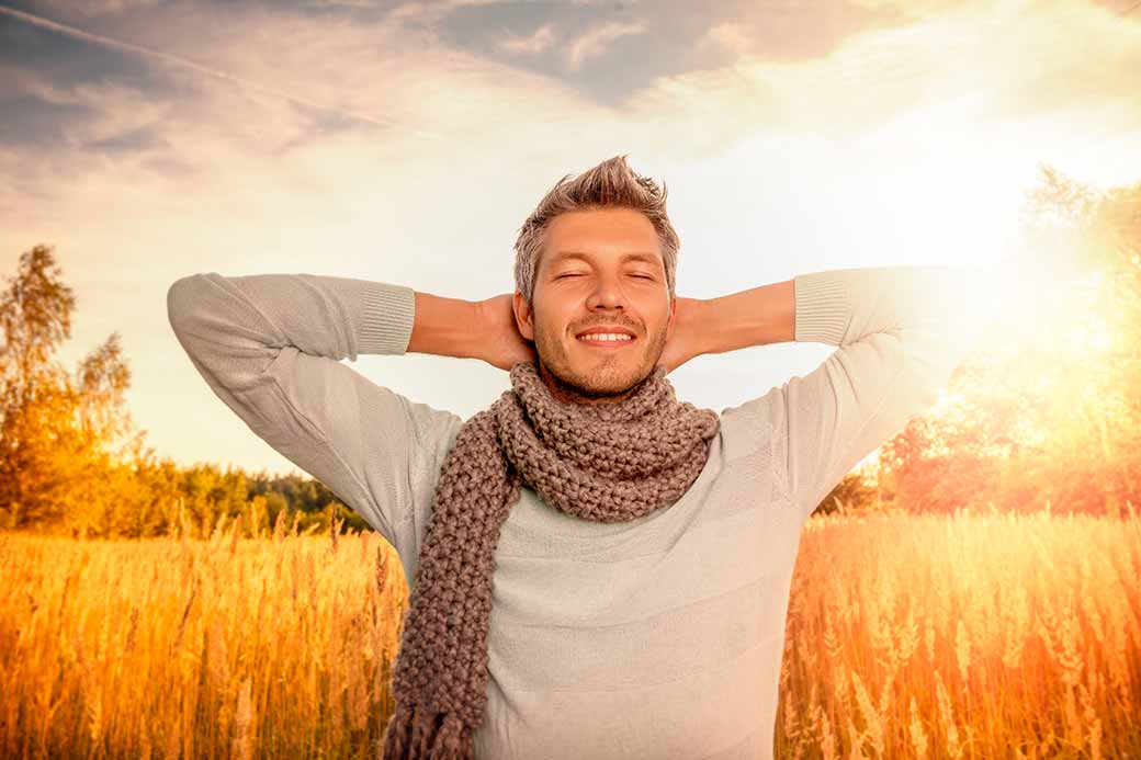 Photo d'ambiance d'un homme qui prend le soleil