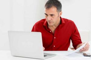 Image d'un homme sur son ordinateur